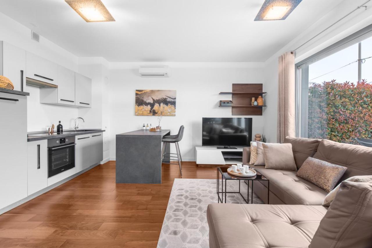 Luxury New Apartment With Private Garden Near The Beach! Πόρετς Εξωτερικό φωτογραφία